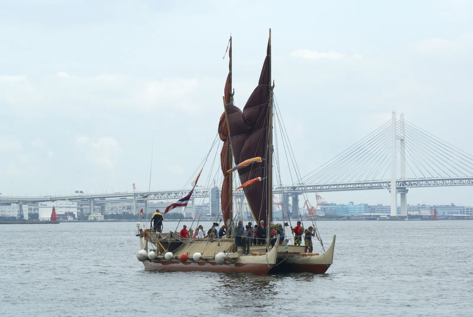 Hōkūleʻa Polynesian voyaging canoe arriving in Yokohama Bay